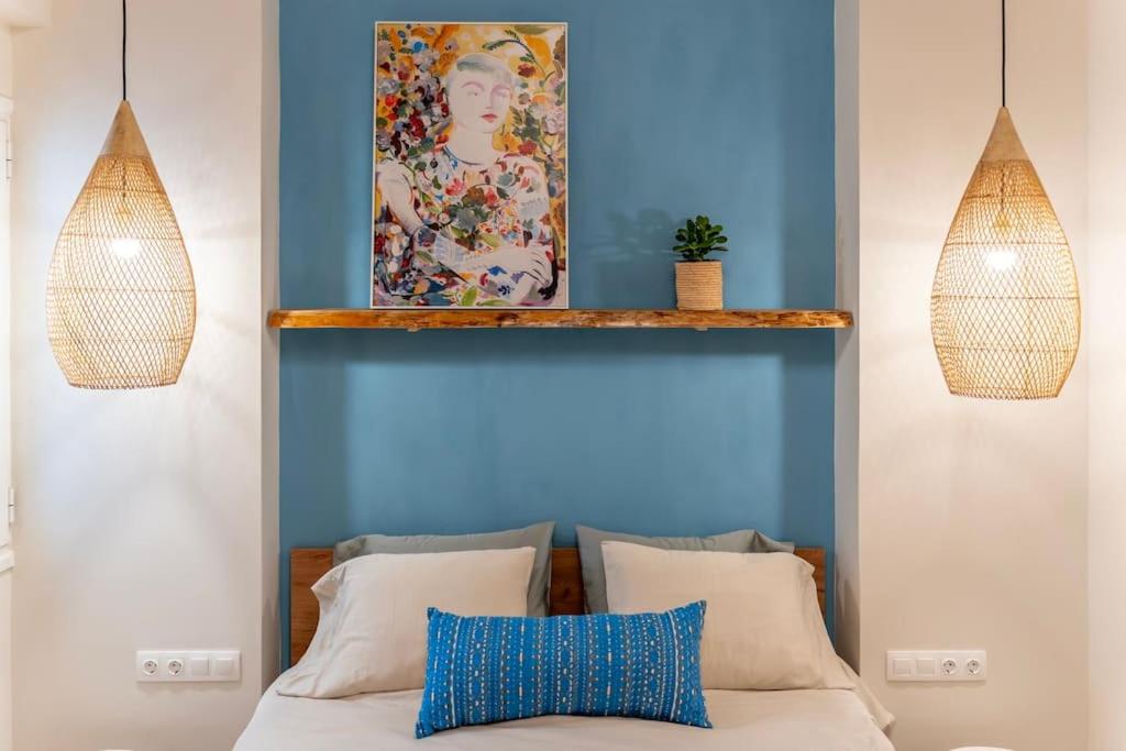 雅典Alios, Luxury Living Athens的一间卧室设有蓝色的墙壁和一张带枕头的床。