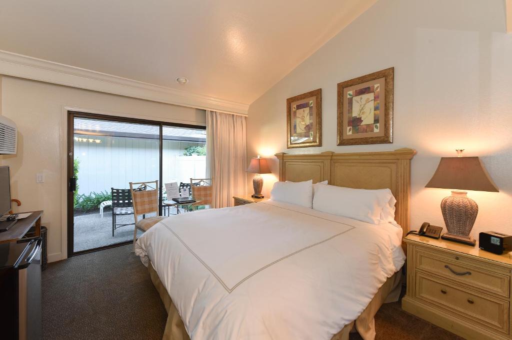 纳帕Getaway Suite at Silverado in Napa的一间带一张白色大床的卧室和一个阳台