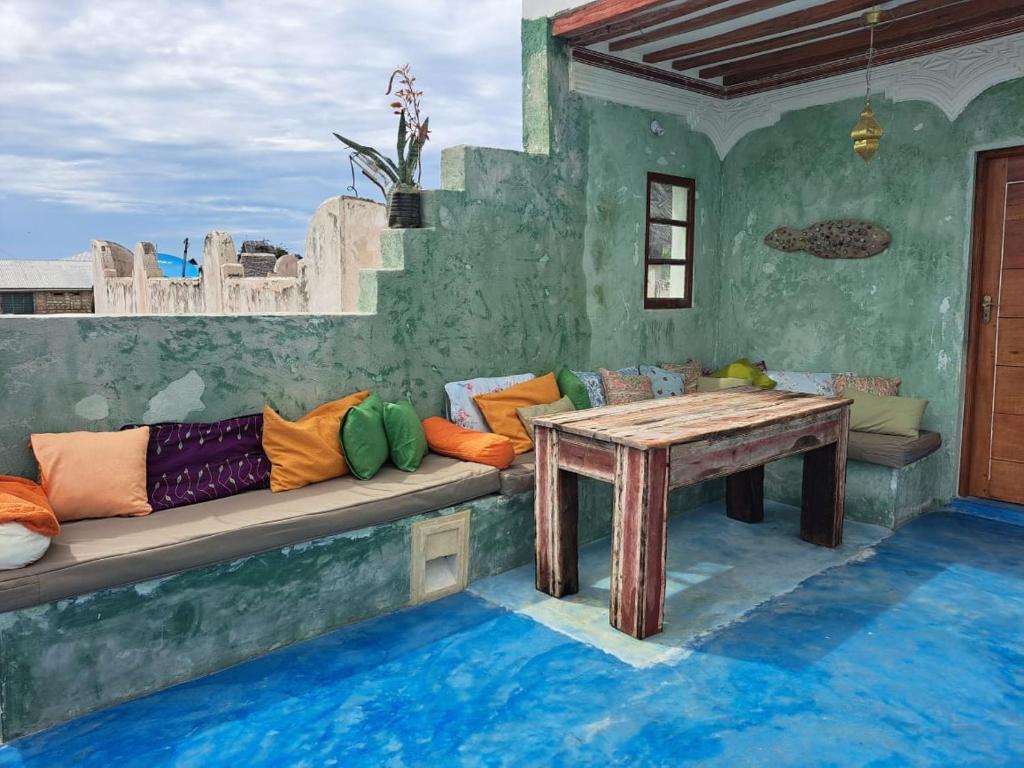 拉穆Pwani House - Lamu Seafront的客厅配有沙发和桌子