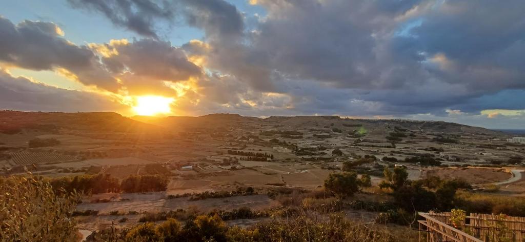 Il-PerglaNamaste Valley Gozo的沙漠村庄的日落