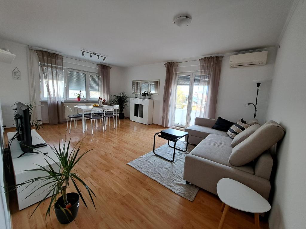 采列Charming Celje City Center Apartment的客厅配有沙发和桌子