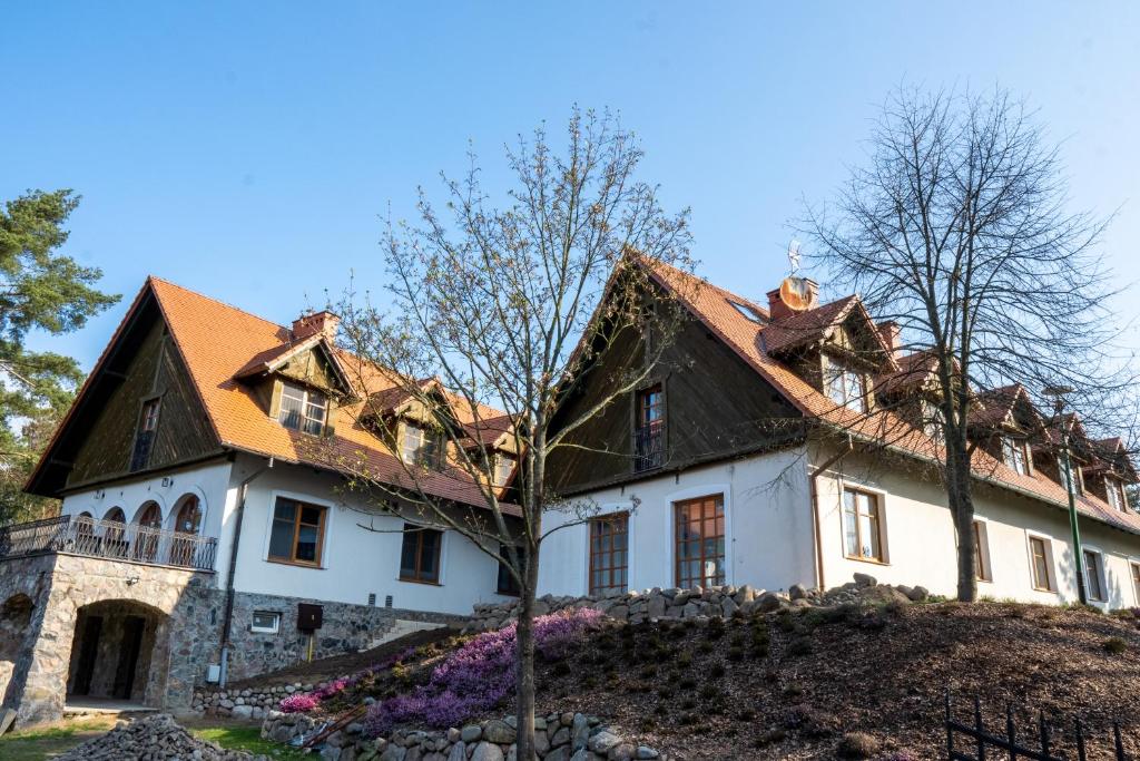 RaciążWrzosowe Love的白色房子,有棕色的屋顶