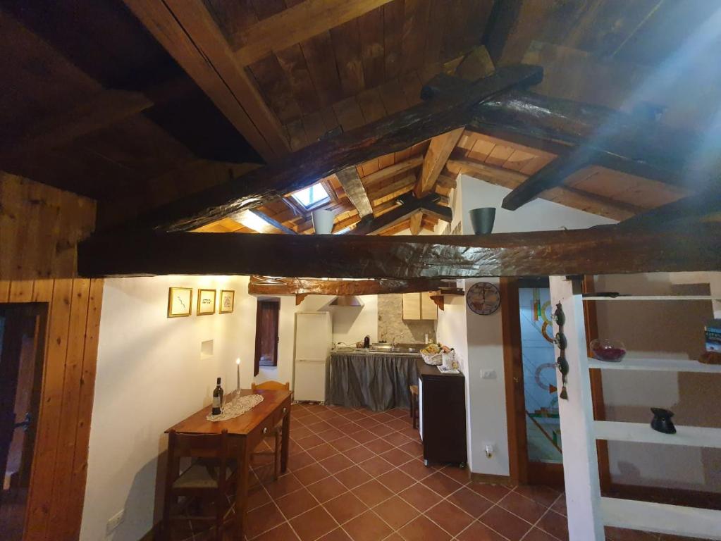 波焦莫亚诺Casa Puggimiano的房屋内带桌子和厨房的房间