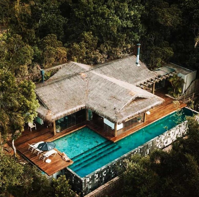 因比图巴Pousada Rosa Norte的享有带游泳池的房屋的空中景致