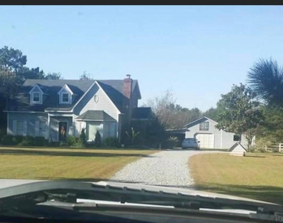 奥尔巴尼Rose Ellen’s Country Estate的房屋前有车道的房子