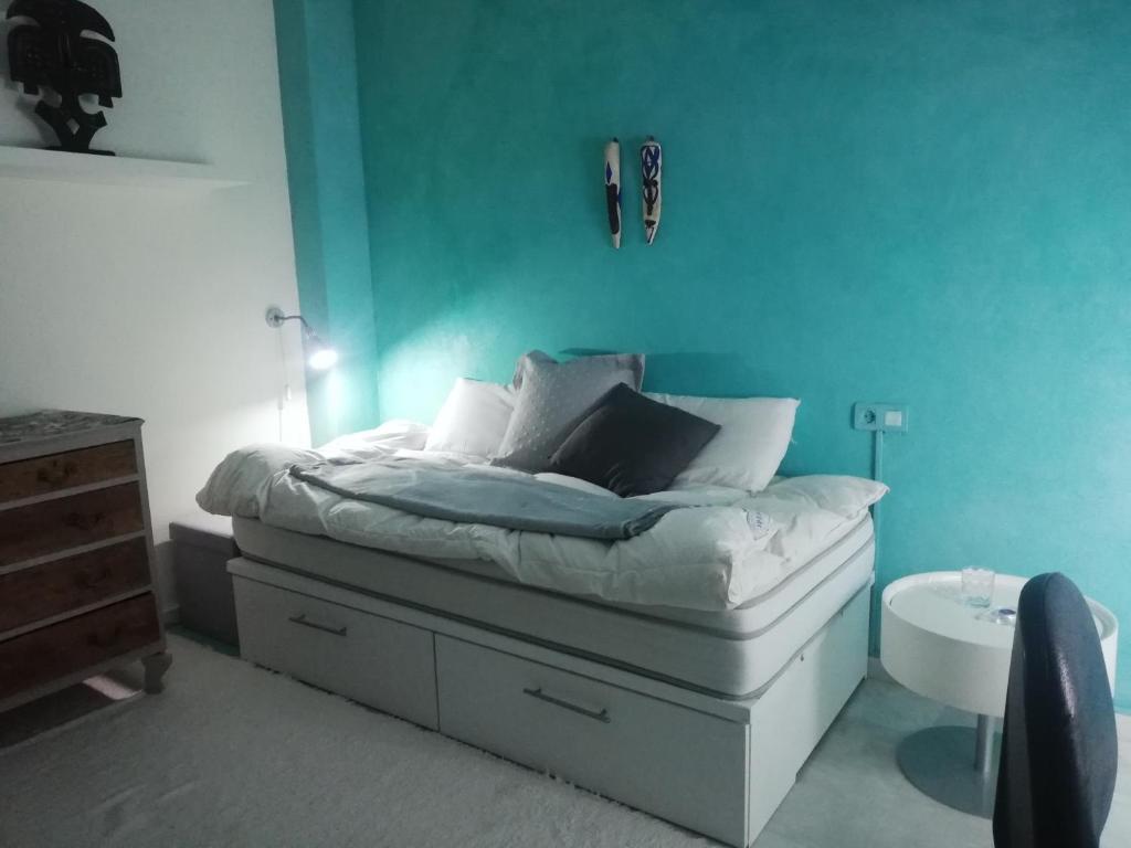 格拉纳达comfortable single bluing room b&b的一间卧室配有一张蓝色墙壁的床