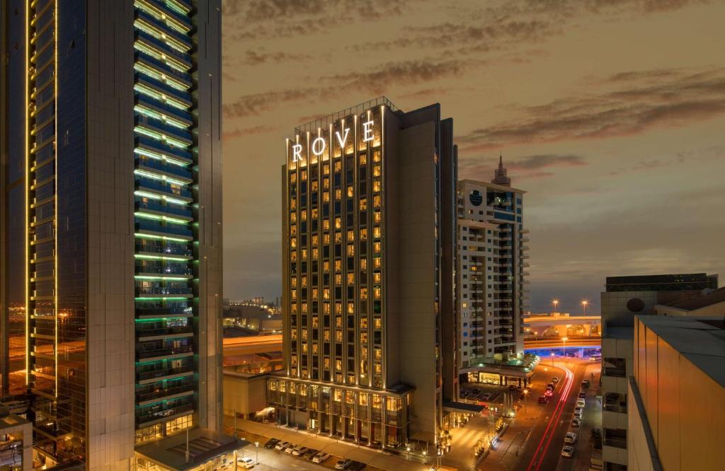 迪拜迪拜滨海湾罗弗酒店的建筑的一侧有酒店标志