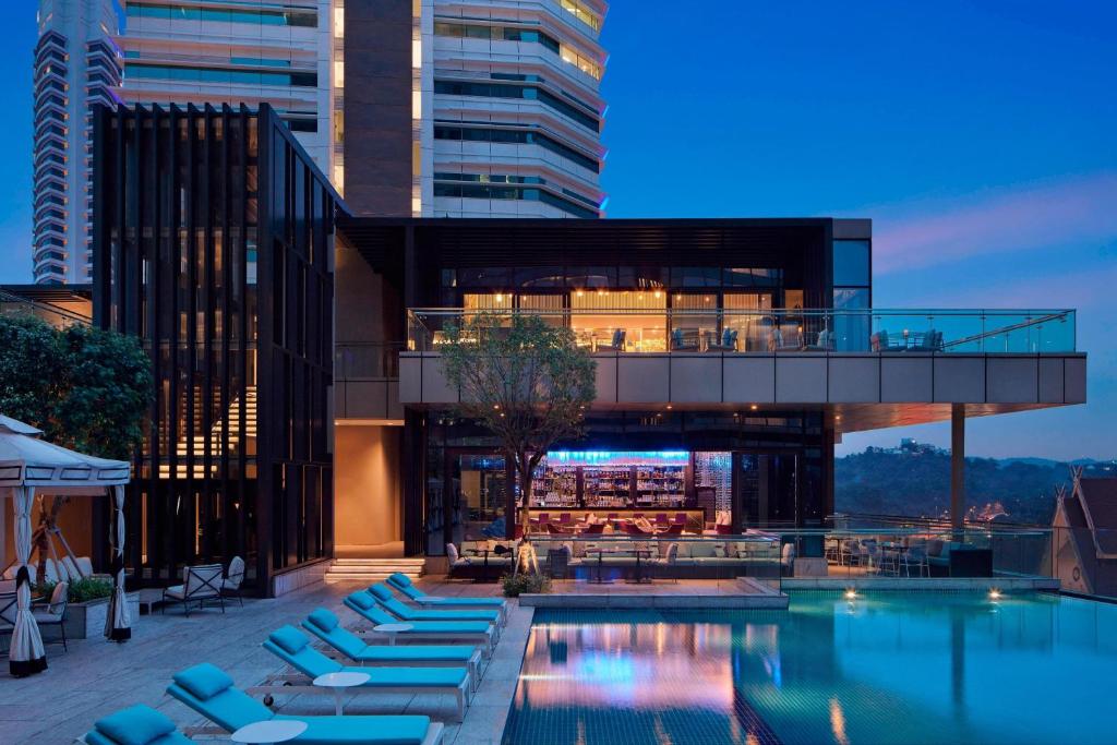 吉隆坡瑞吉吉隆坡酒店的一座带游泳池和大楼的酒店