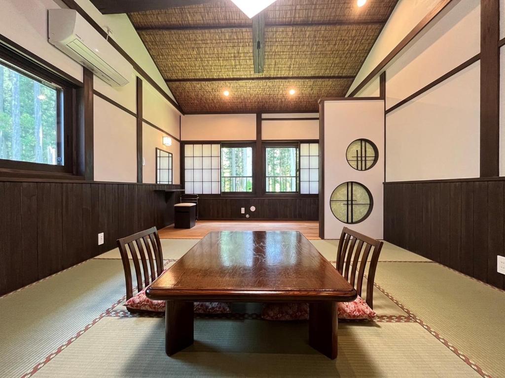 白川村Oyado Yunosato的大房间设有木桌和两把椅子