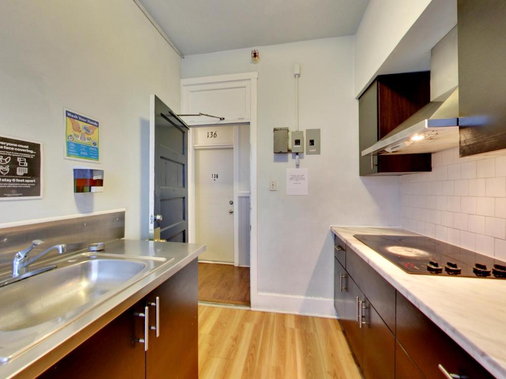 旧金山Pyramid Nightly Stays的厨房配有水槽和台面