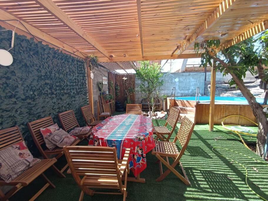 皮卡Alojamiento Abigal的一个带桌椅的庭院和一个游泳池