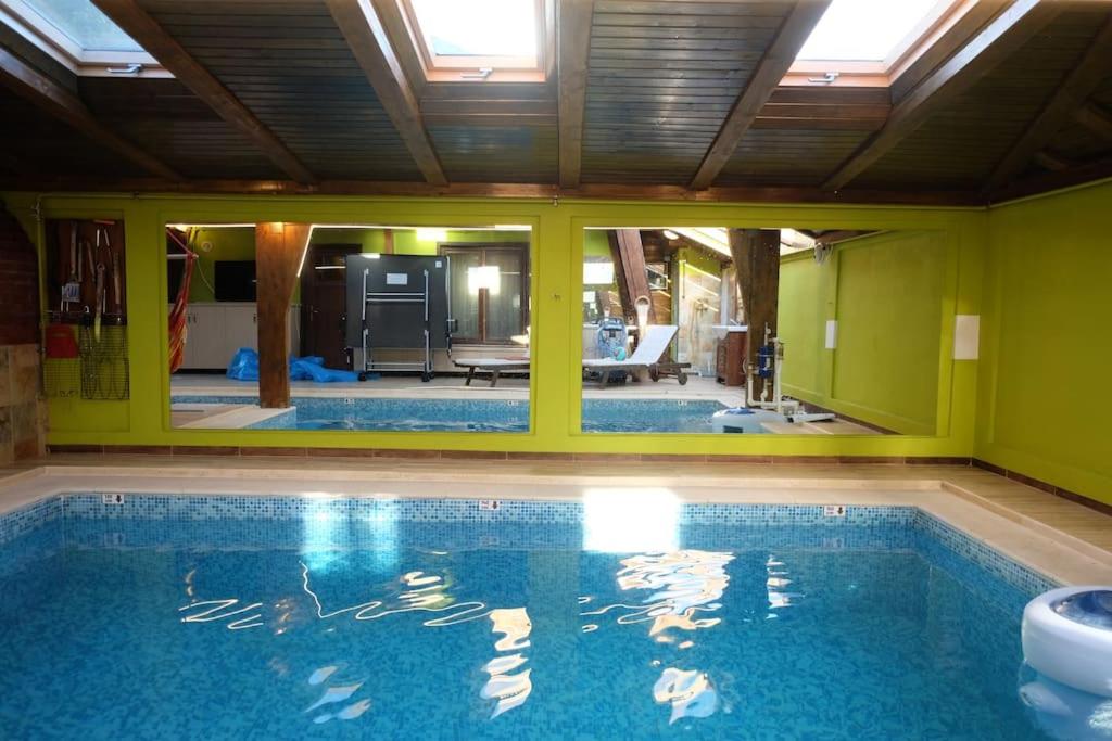 CîrceaLa Piscina di Diutz - No smoking的一座带客厅的别墅内的大型游泳池