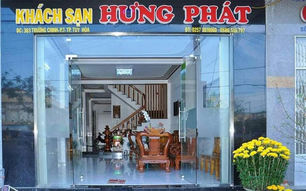 Phu YenHưng Phát Hotel的一个带桌椅的存储窗口
