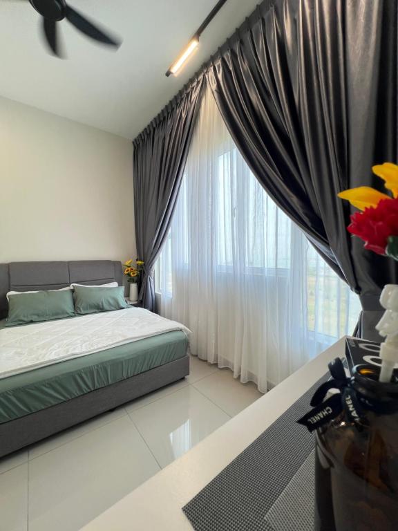 马六甲Melaka AmberCove Homely Seaview 2R2B的一间卧室设有一张床和一个大窗户