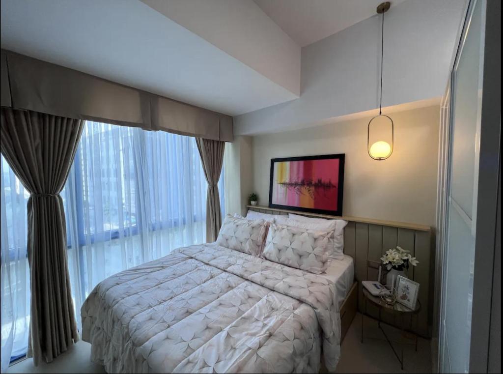 宿务38 Park Avenue Condominium Cebu IT Park - Unit Freyja的一间卧室设有一张床和一个大窗户