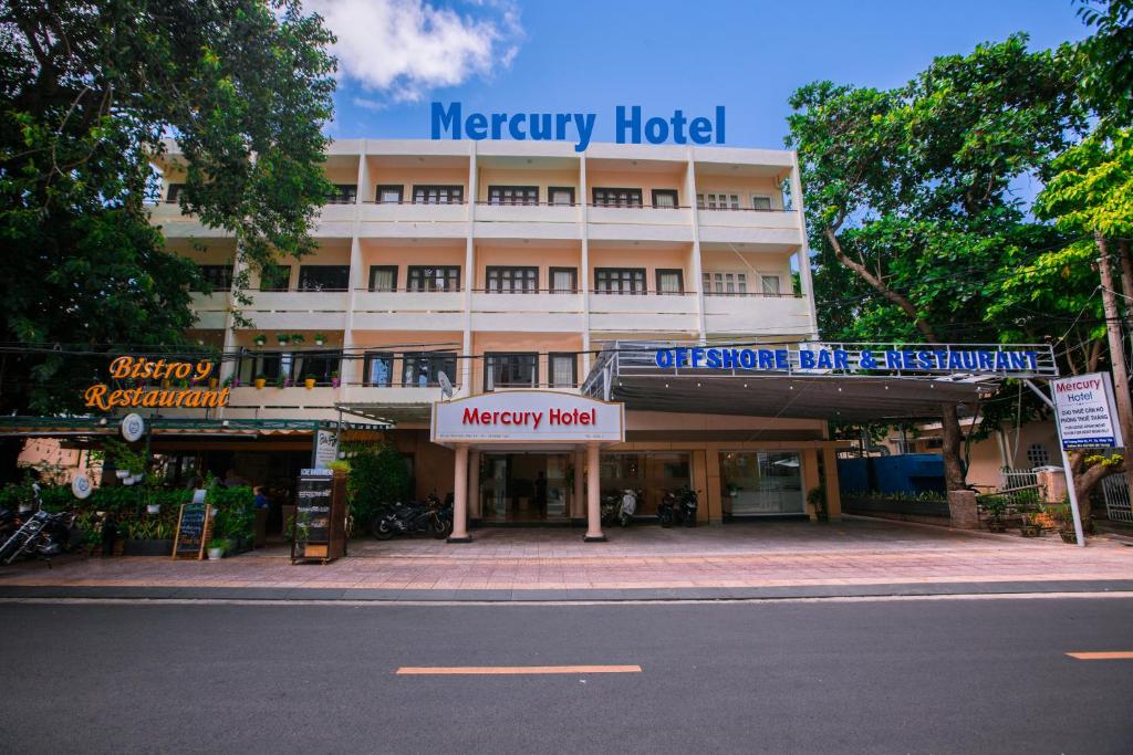 头顿Mercury Hotel & Apartment的一家有治疗医院标志的酒店