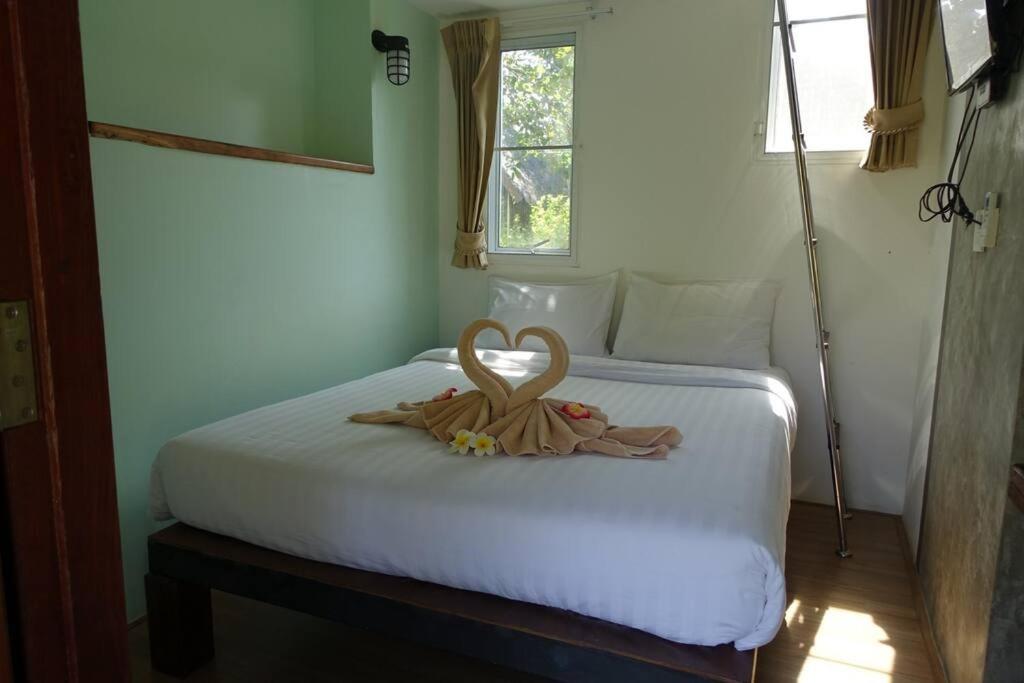 麦岛Koh Mak Living的一间卧室,配有一张心形床