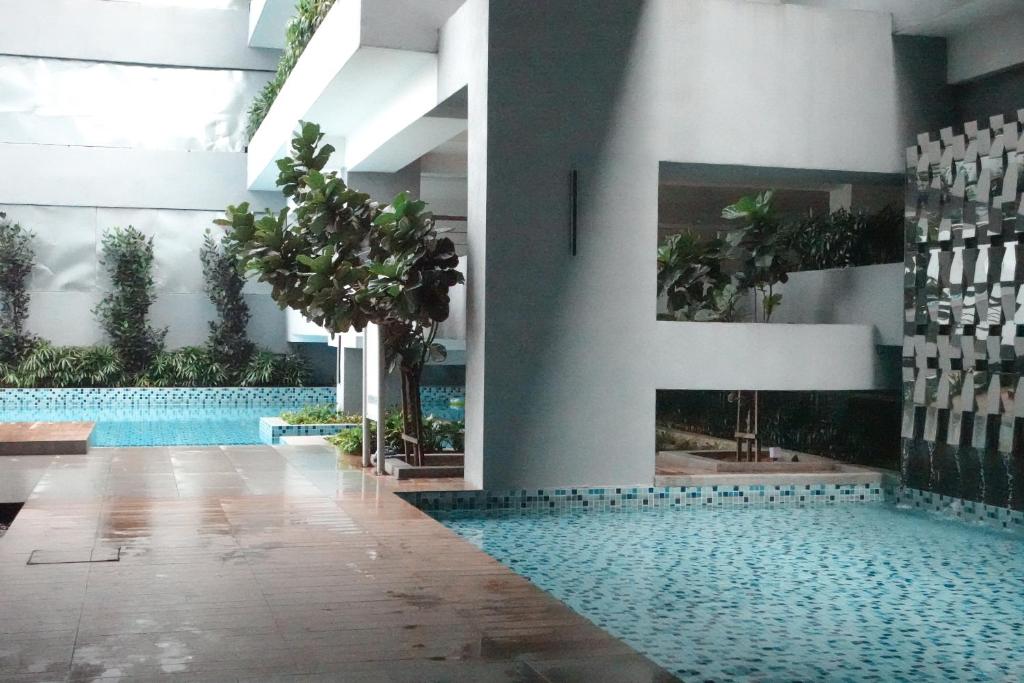 吉隆坡Ampang Neu Suites by DreamOak的一座大楼中央的游泳池