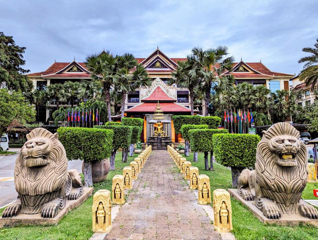 暹粒Empress Angkor Resort & Spa的两座狮子雕像,在一座建筑前