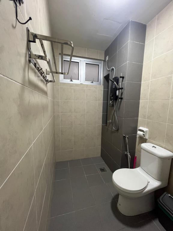 芙蓉Al Mansor Islamic Guestroom的一间带卫生间和淋浴的浴室