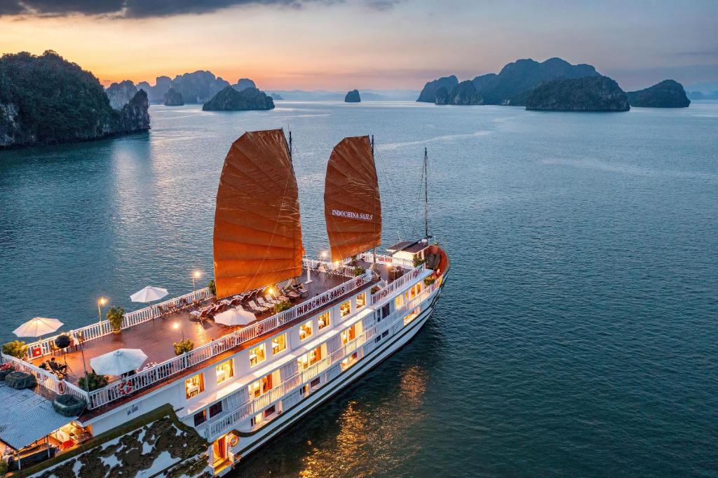 下龙湾Indochina Sails Ha Long Bay Powered by ASTON的水上游轮的空中景观