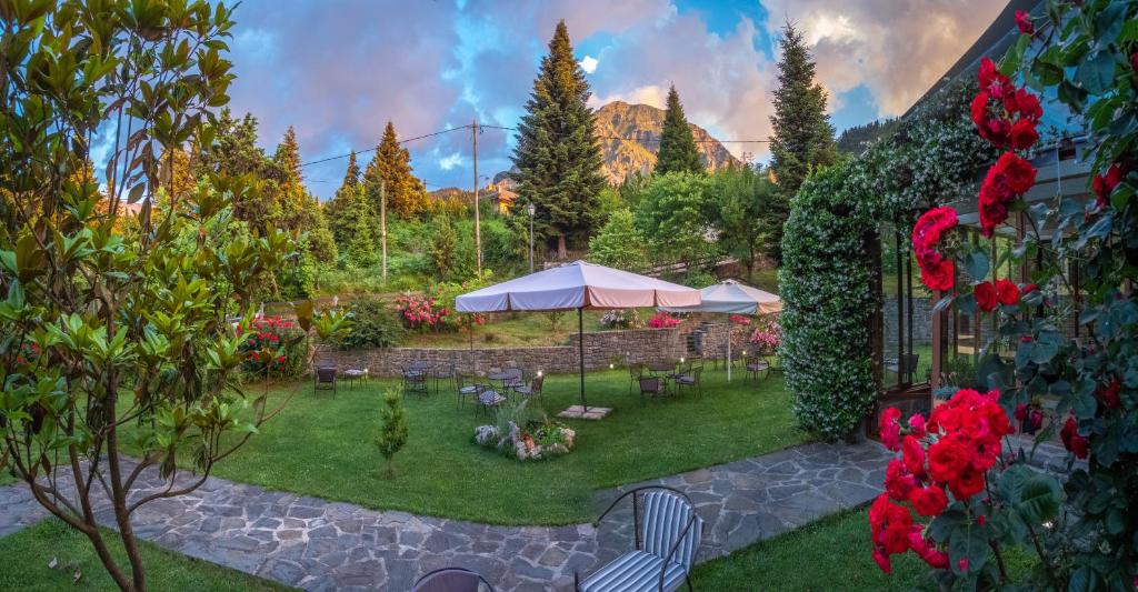 普拉曼塔阿纳瓦斯山度假酒店的后院,花园中种有红色玫瑰