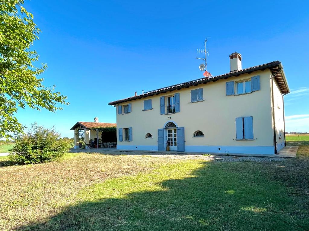 布德里奥Country house 15km from Bologna的一座大型白色房子,设有大院子