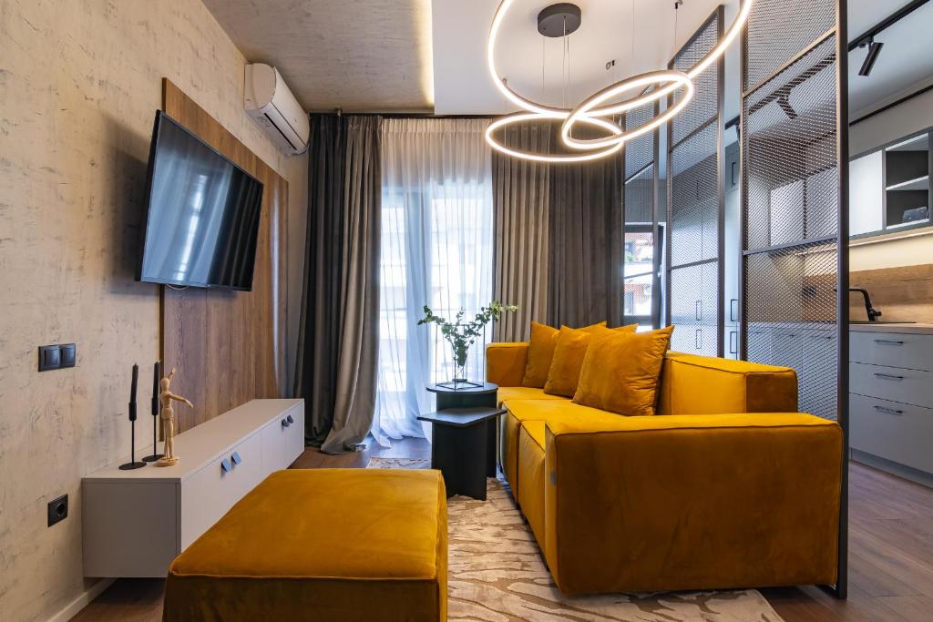巴亚马雷Expozitiei ap. 13的客厅配有黄色沙发和吊灯