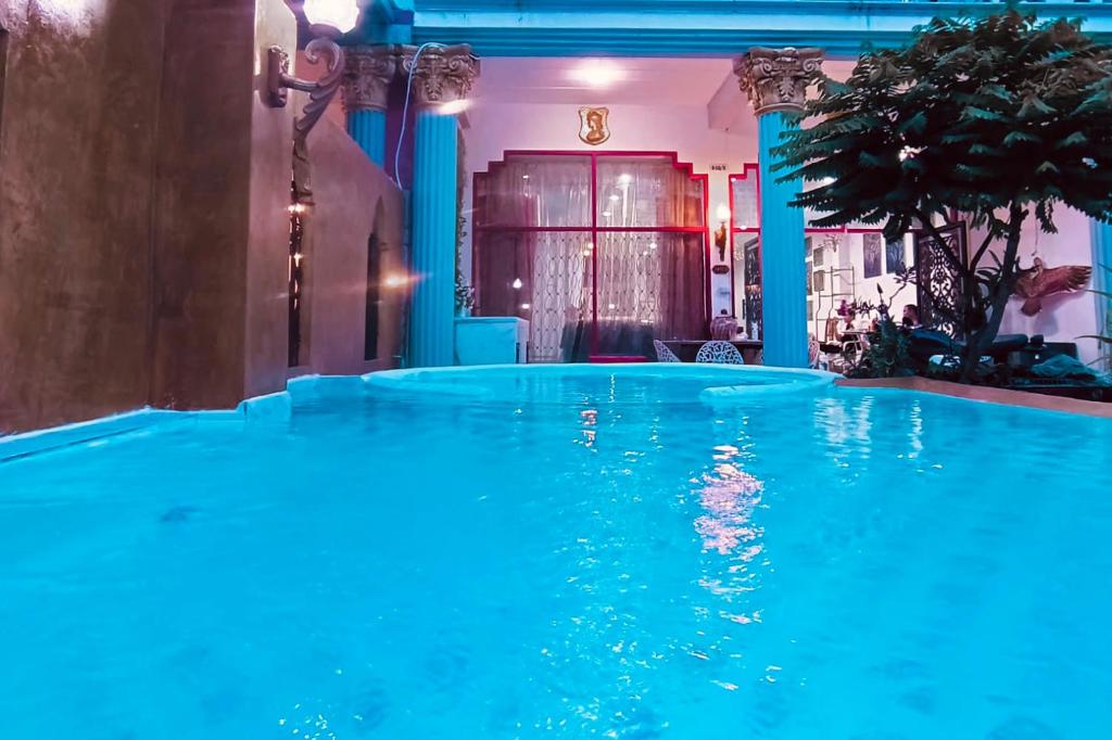 乔木提恩海滩Mandala Beach Villa Jomtiean的客房内的大型游泳池,有蓝色的水