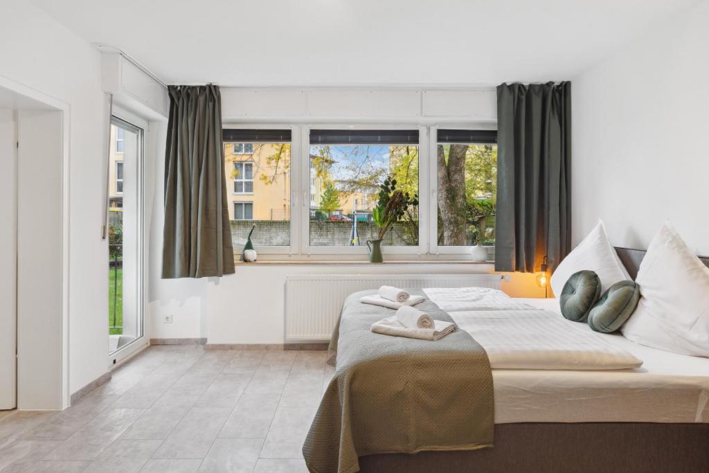 杜伊斯堡1 Zi. Wohnung, 34m², Parken, Messe DUS的一间卧室设有一张大床和一个窗户。