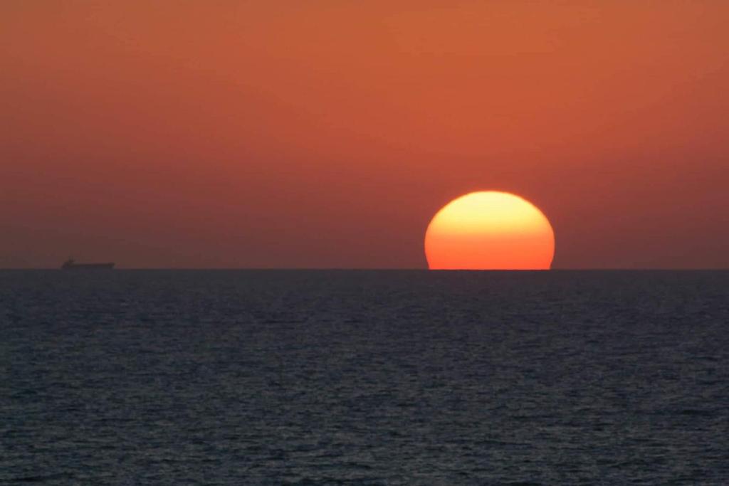 亚历山大شقة فندقية ساحرة مع اطلالة بانوراميه على البحر的远方的船只在海上的橙色日落