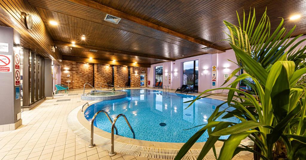 皮特洛赫里Scotland's Spa Hotel的一座大楼中央的游泳池