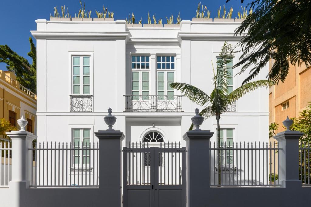 圣克鲁斯-德特内里费The Park Suites的白色的房子,有门和栅栏