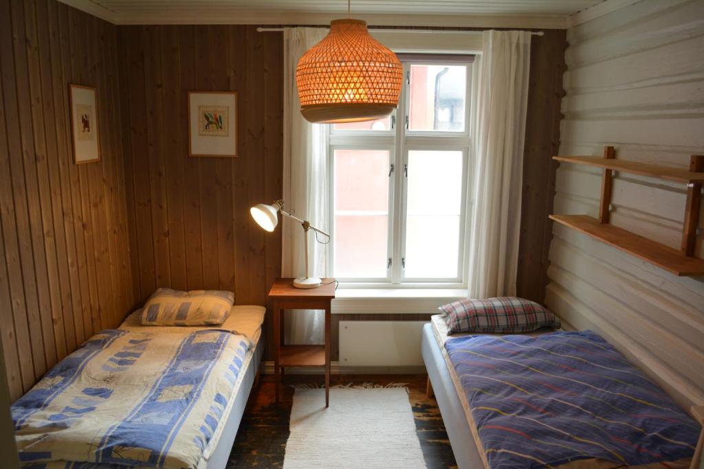 内斯比恩Apotekbygget的一间卧室设有两张床和窗户。