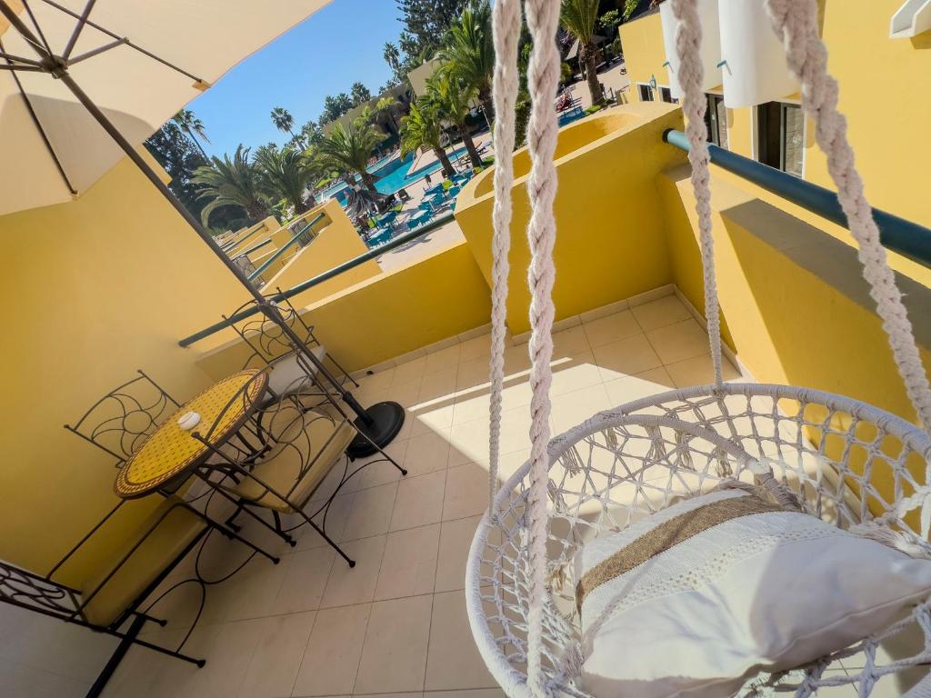 科拉雷侯Villa Rosa Fuerteventura的池景阳台的秋千