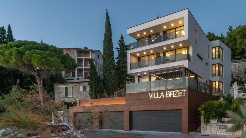 奥米什Villa Brzet - Luxury Boutique Apartments的带有读取别墅集群标志的建筑物