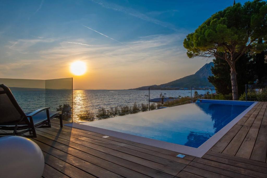 奥米什Villa Brzet - Luxury Boutique Apartments的享有水景的甲板上的游泳池