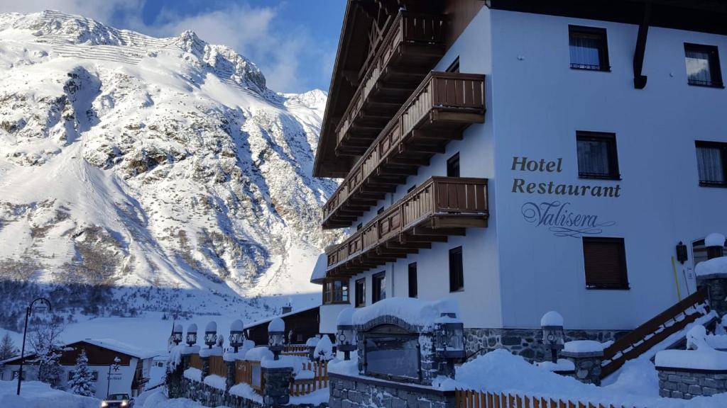 加尔蒂Hotel Valisera的一座有雪覆盖的山地的酒店