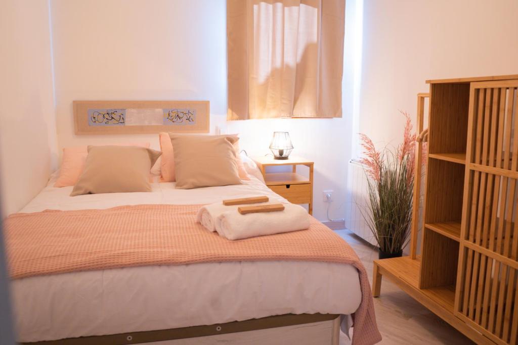 阿尔克萨尔El Rincón de Alquézar的一间卧室配有一张床,上面有两条毛巾