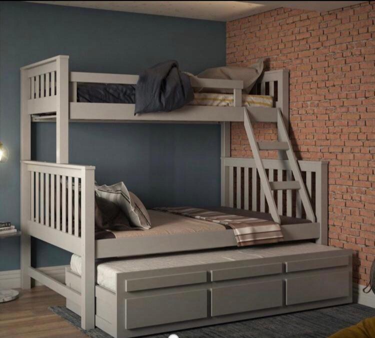 阿西斯Área de lazer Simões的一间卧室设有两张双层床和砖墙
