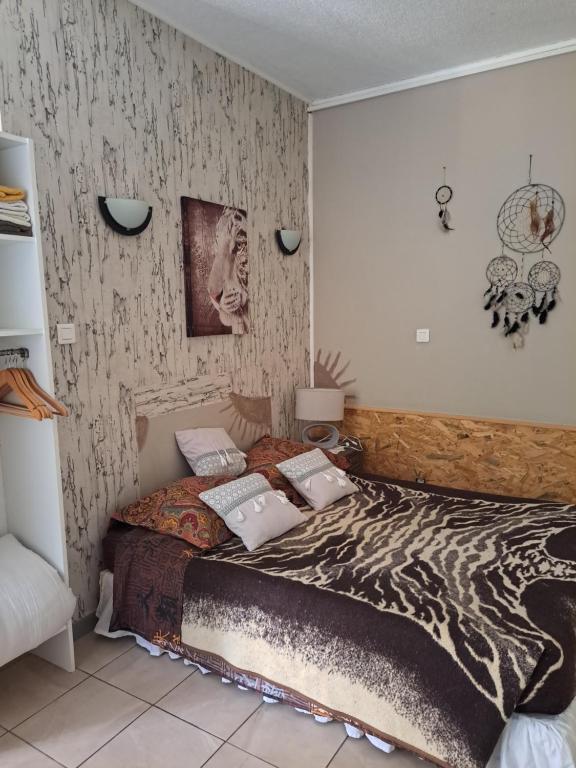 Borgo吕奇萨诺公寓的一间卧室配有一张带斑马纹墙的床