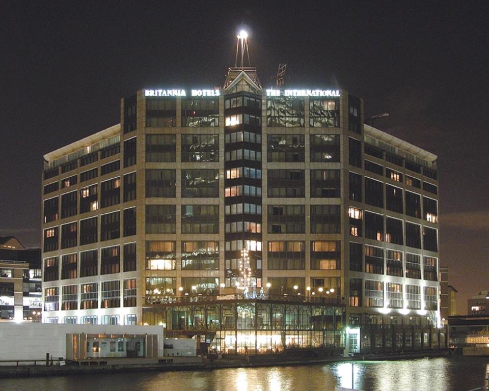 伦敦金丝雀码头不列颠国际大酒店的一座大型建筑,在晚上的顶部设有钟楼
