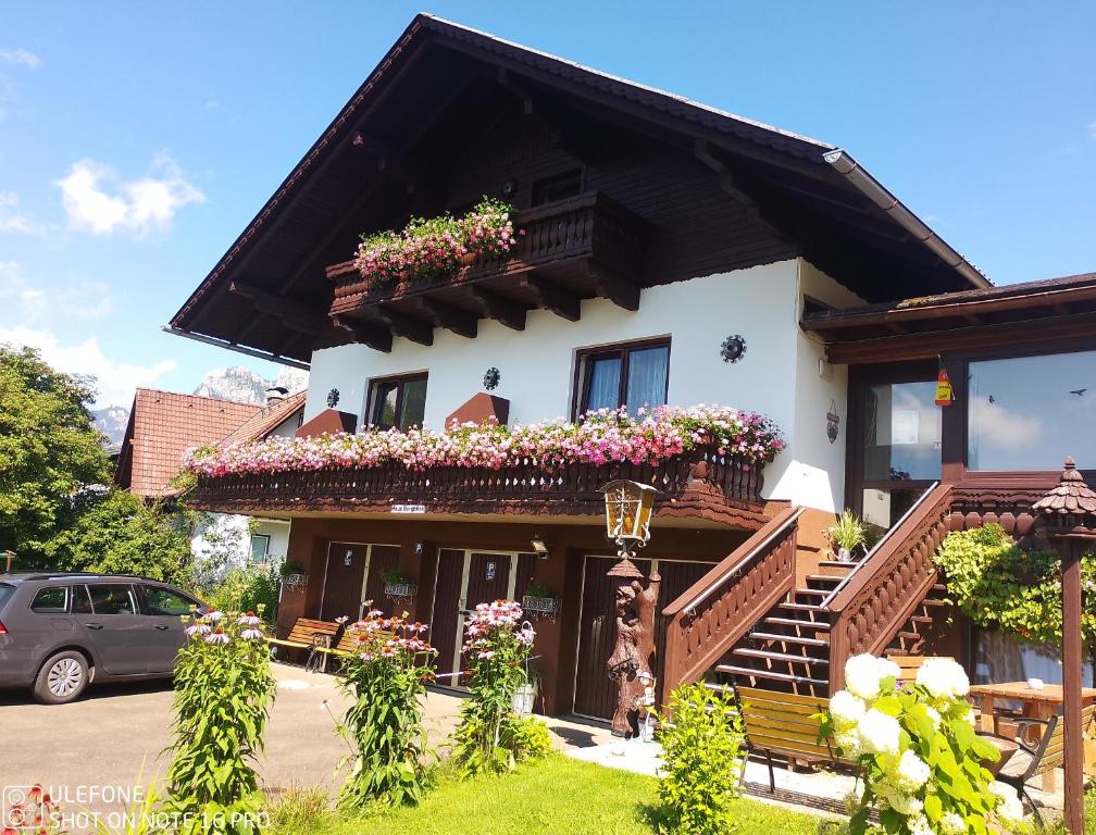 OberortHaus Bergblick的阳台上的鲜花房子