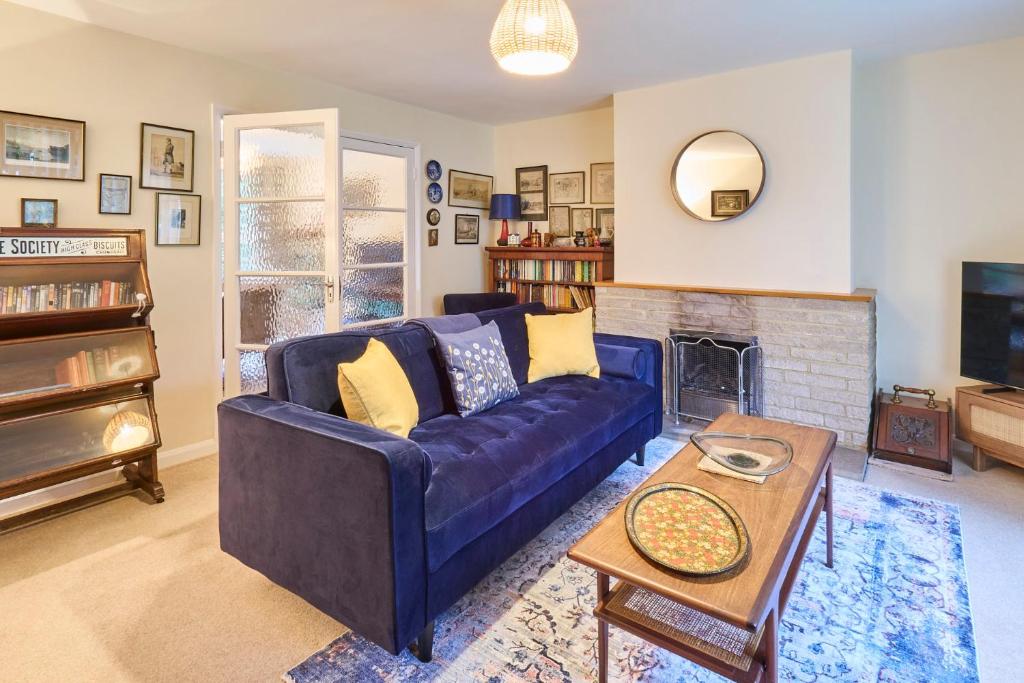 BleanHost & Stay - Mayfield的客厅设有蓝色的沙发和壁炉