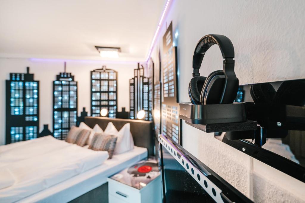 宾茨Oma's Küche & Quartier的卧室配有一张床,墙上配有耳机