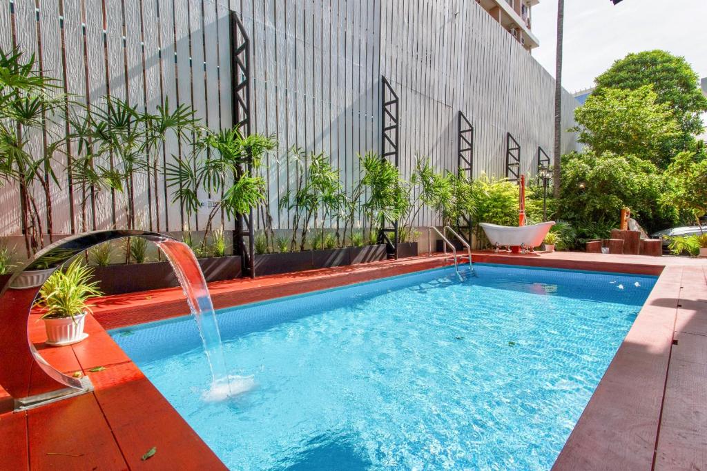 曼谷Sathorn Private Pool Villa的一座带喷泉的游泳池
