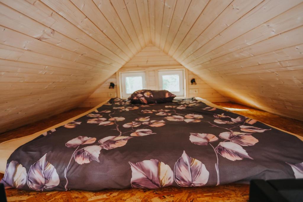 SmārdeMelamar的一间小客房内设有一张大床的卧室
