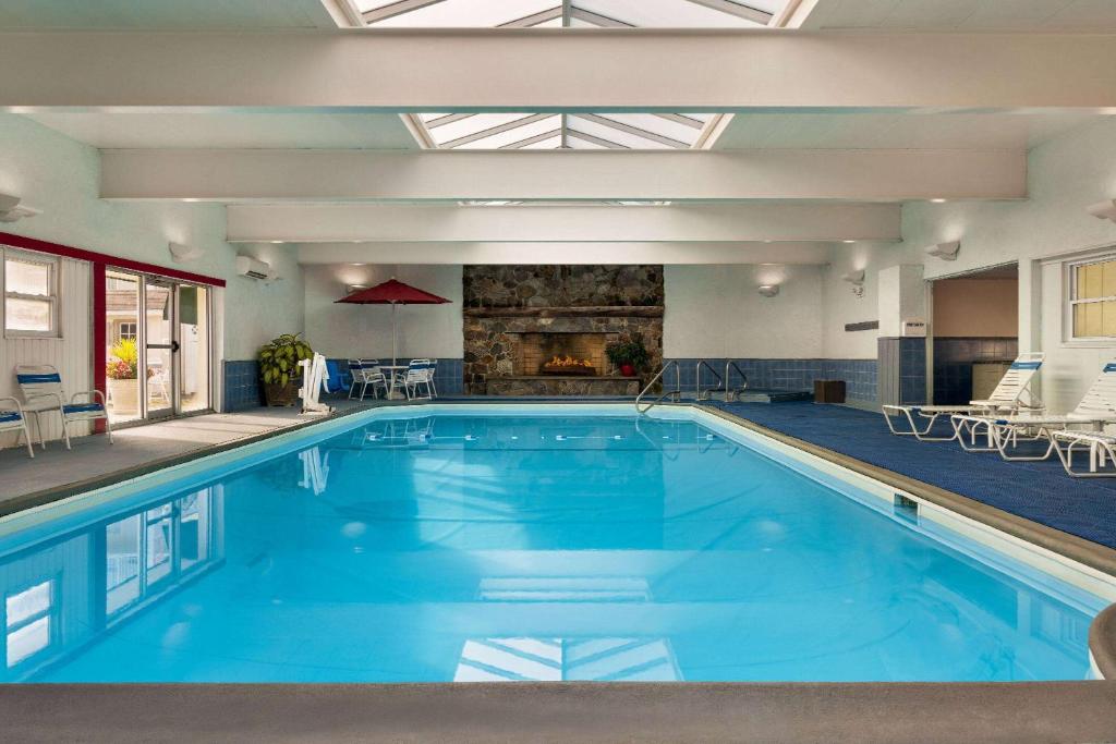 波特兰波特兰华美达酒店的大楼内一个蓝色的大型游泳池