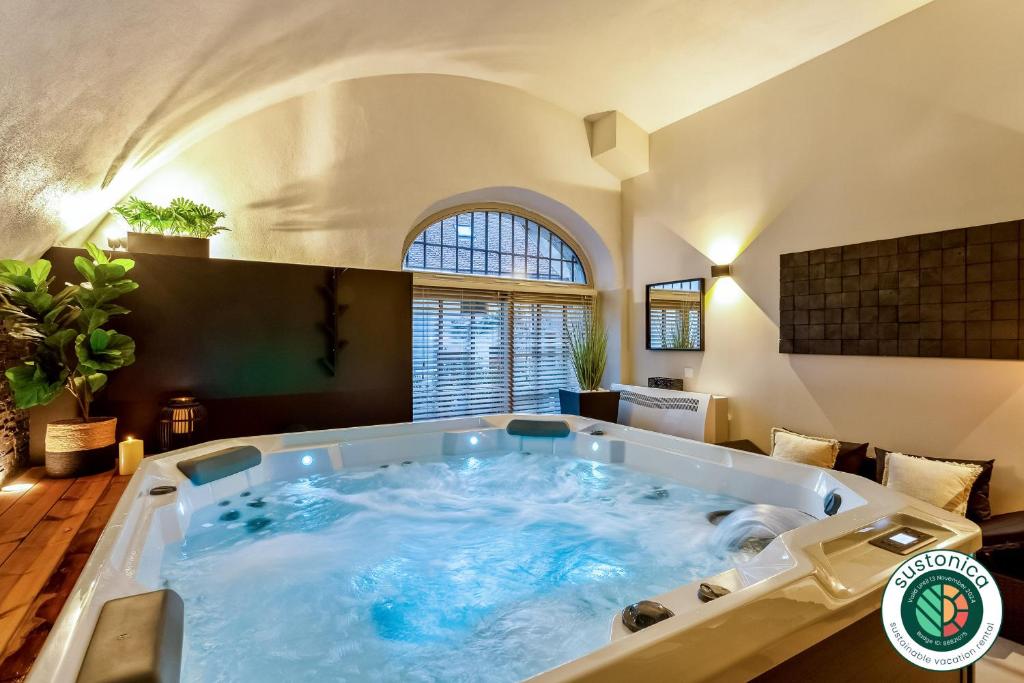 塔卢瓦尔Le Chicissime, coeur du village, LLA Selections by Location lac Annecy的带大窗户的客房内的大浴缸