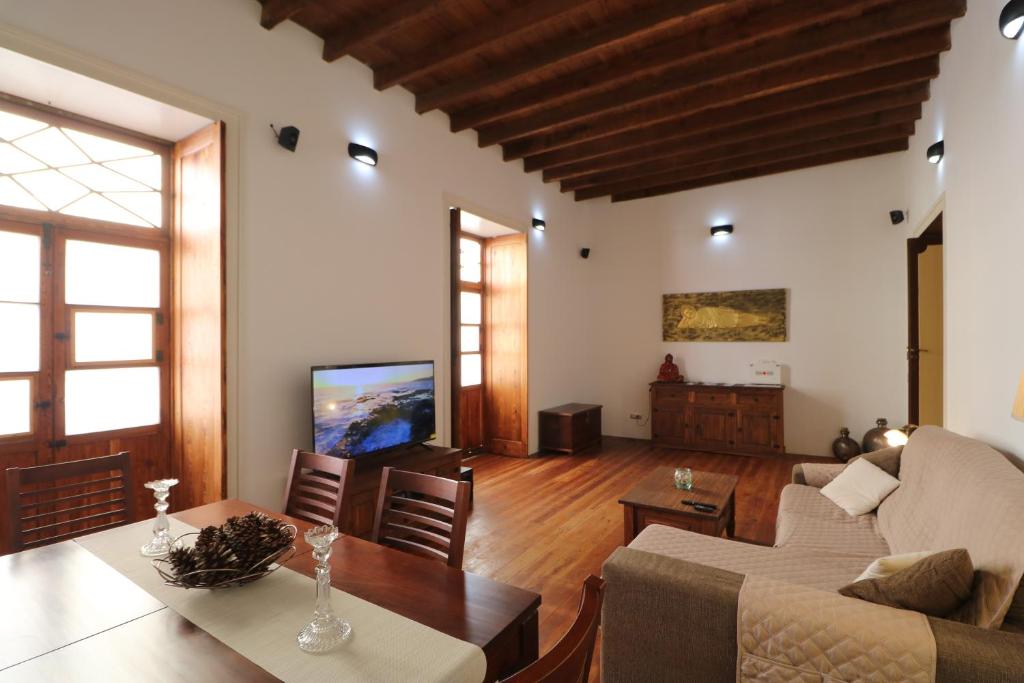 Santa Maria de Guia de Gran CanariaGuia Getaway Private Rooms的客厅配有沙发和桌子